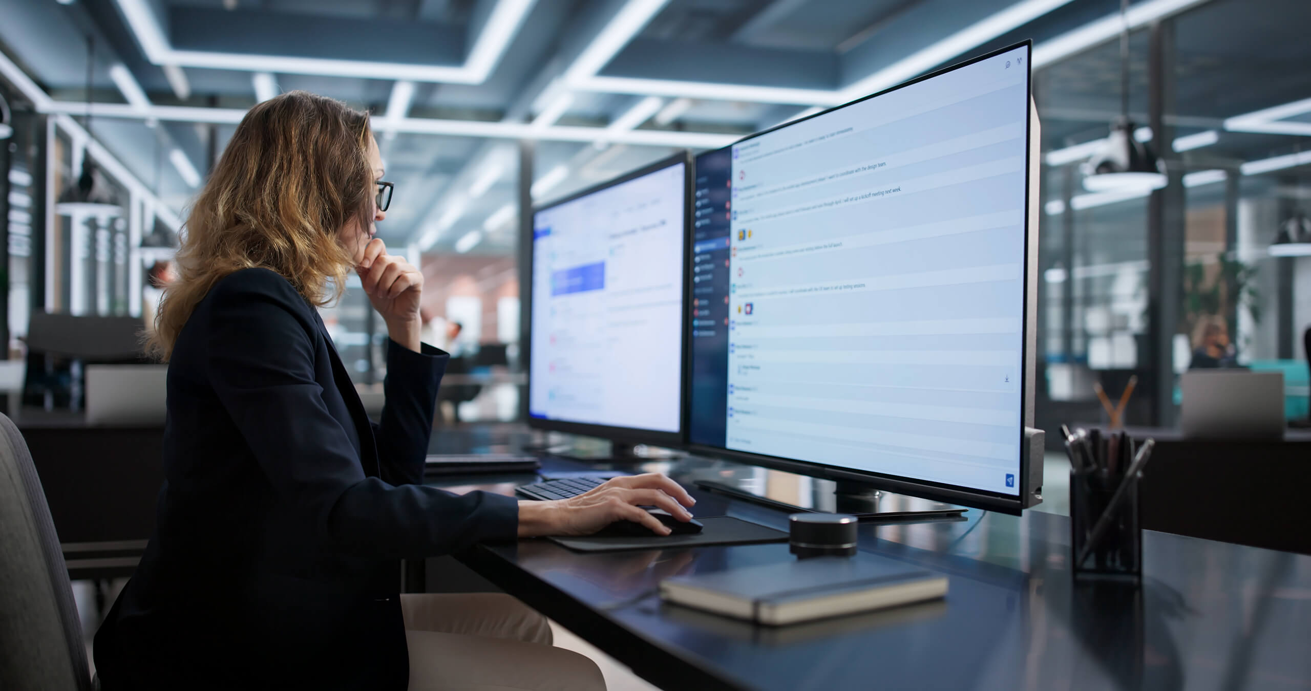 Femme entreprise regarde son ordinateur