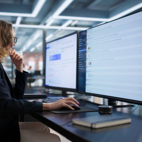 Femme entreprise regarde son ordinateur